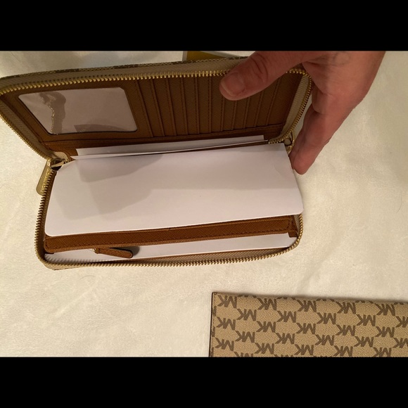 Brand new Authentic Michael Kors wallet - Picture 5 of 8